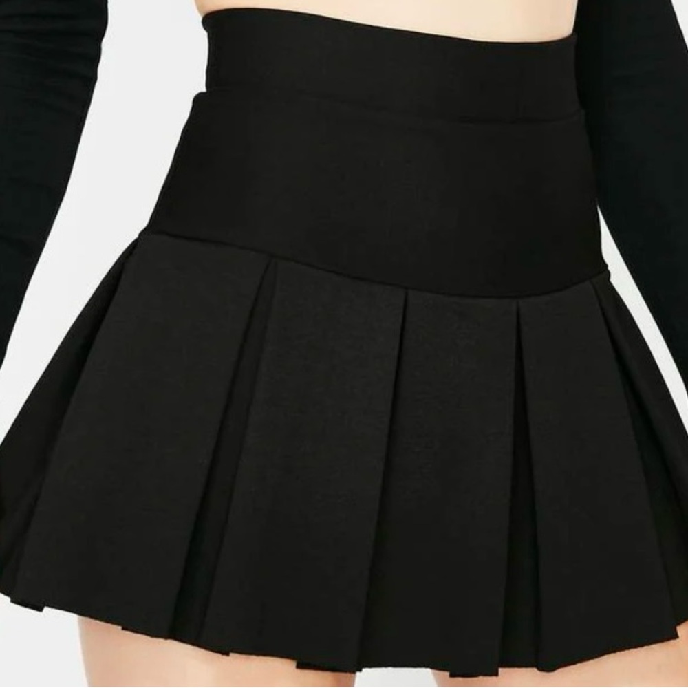 Black pleated mini skirt